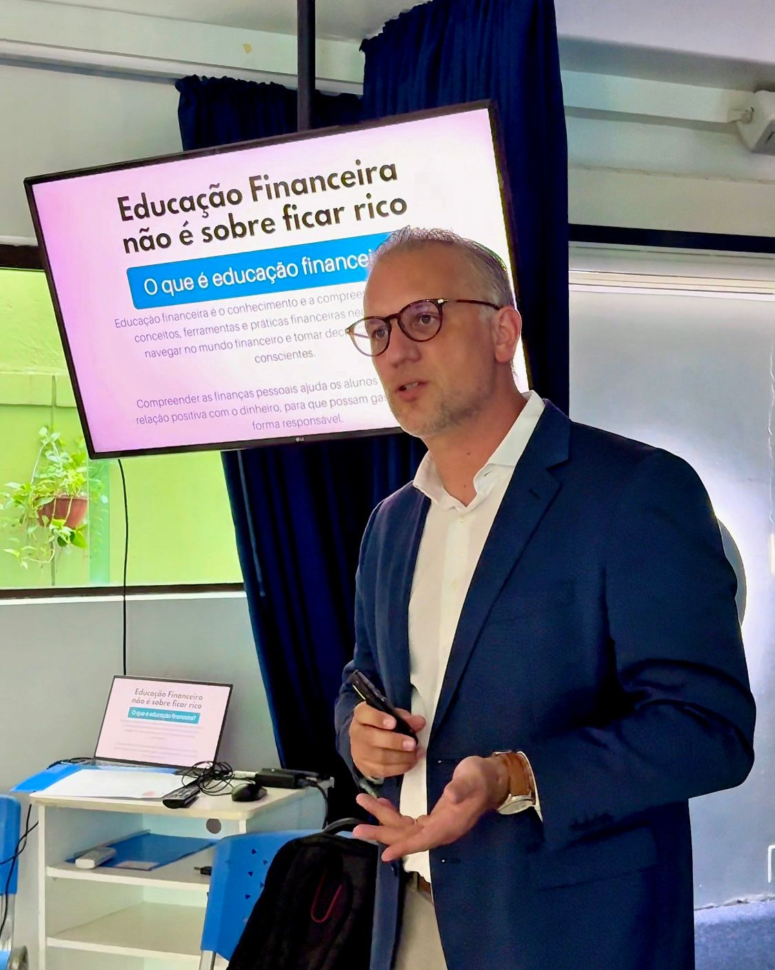 Professor em uma apresentação sobre educação financeira